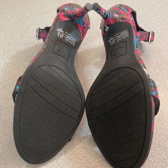 Fioni - scalloped floral 3” heels. Size 8 - Picture 6 of 6